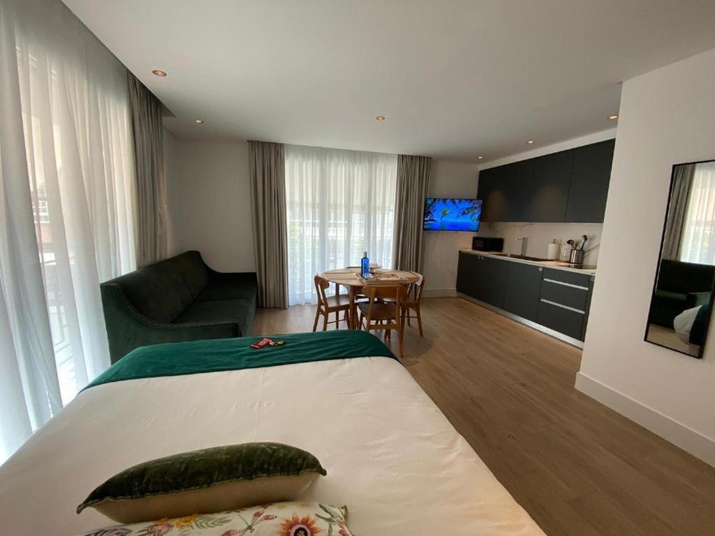 Apartamentos Turisticos La Plaza 치피오나 외부 사진