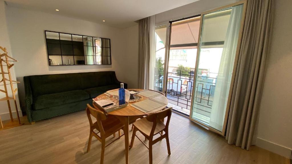 Apartamentos Turisticos La Plaza 치피오나 외부 사진